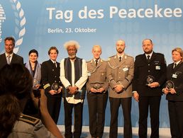 Die anlässlich des „Tags des Peacekeepers“ Ausgezeichneten bei einem gemeinsamen Gruppenbild mit Wole Soyinka. Der nigerianische Literaturnobelpreisträger hatte anlässlich der Festveranstaltung aus einem seiner Texte gelesen. Foto: DBwV/Kruse