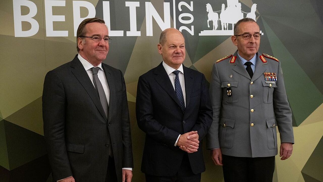 Verteidigungsminister Boris Pistorius (SPD), Bundeskanzler Olaf Scholz (SPD) und Carsten Breuer, Generalinspekteur der Bundeswehr kamen zum Abschluss der zweitägigen Bundeswehrtagung. Foto: dpa/Christophe Gateau