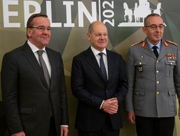 Verteidigungsminister Boris Pistorius (SPD), Bundeskanzler Olaf Scholz (SPD) und Carsten Breuer, Generalinspekteur der Bundeswehr kamen zum Abschluss der zweitägigen Bundeswehrtagung. Foto: dpa/Christophe Gateau