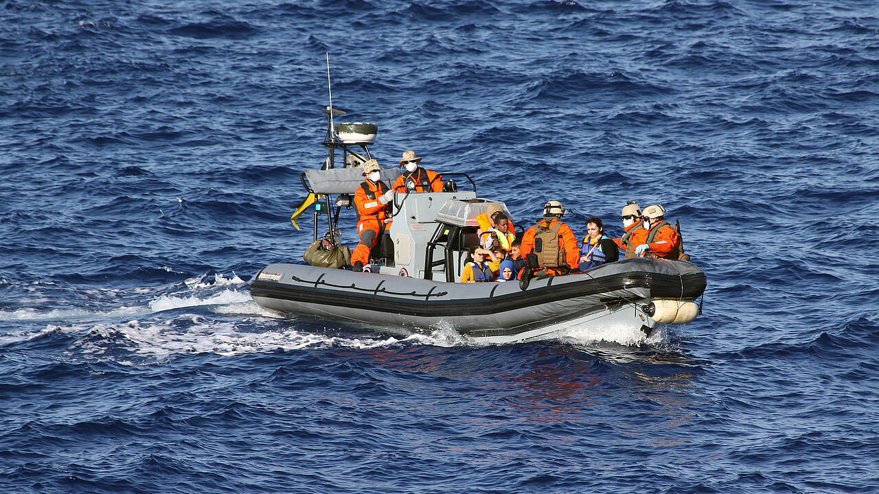 Rettungsaktion vor der libyschen Küste. An dem Einsatz im Mittelmeer ist auch die Bundeswehr beteiligt Foto: Bundeswehr