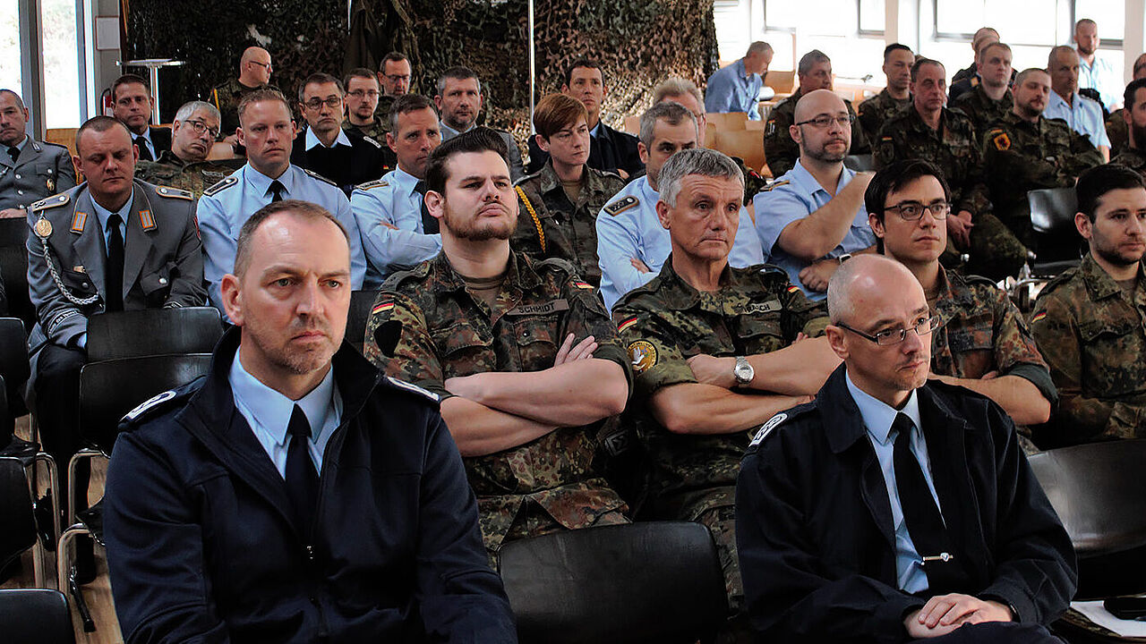 Teilnehmer: Mehr als 60 Berufssoldatinnen und -soldaten aus Bundeswehrstandorten Süddeutschlands nahmen an der Tagung teil. Foto: DBwV/Kaminsky