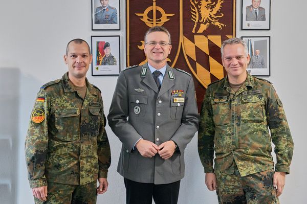 StoKa-Vorsitzender Oberstleutnant Thomas Zimmermann (v.l.), DBwV-Bundesvorsitzender Oberst André Wüstner und Oberstleutnant Dr. Tobias Gößlbauer, Standortältester und Kommandeur des VersBtl 4. Foto: RR