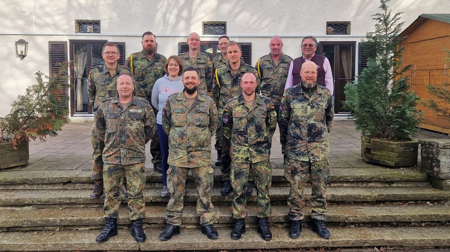 Der neue Vorstand der TruKaSABCAbw/GSchAufg mit Vorsitzendem Stabsfeldwebel Ralf Onody (v.l.) sowie Bezirksvorsitzendem Stabsfeldwebel a.D. Franz Jung. Foto: Stefan Weyer