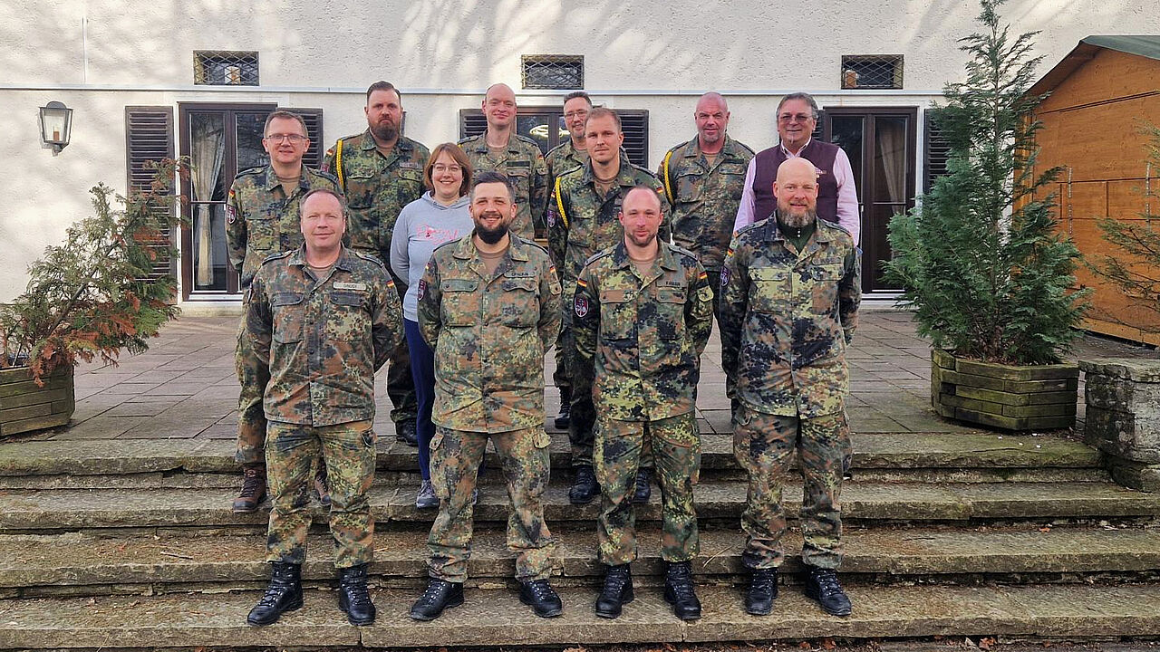 Der neue Vorstand der TruKaSABCAbw/GSchAufg mit Vorsitzendem Stabsfeldwebel Ralf Onody (v.l.) sowie Bezirksvorsitzendem Stabsfeldwebel a.D. Franz Jung. Foto: Stefan Weyer