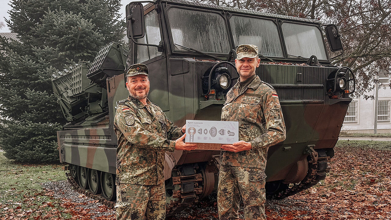 TruKa-Vorsitzender Stabsfeldwebel Bernhard Klose (links) überreicht Stabsunteroffizier Matthias Herrmann seinen Gewinn. Foto: Thieme