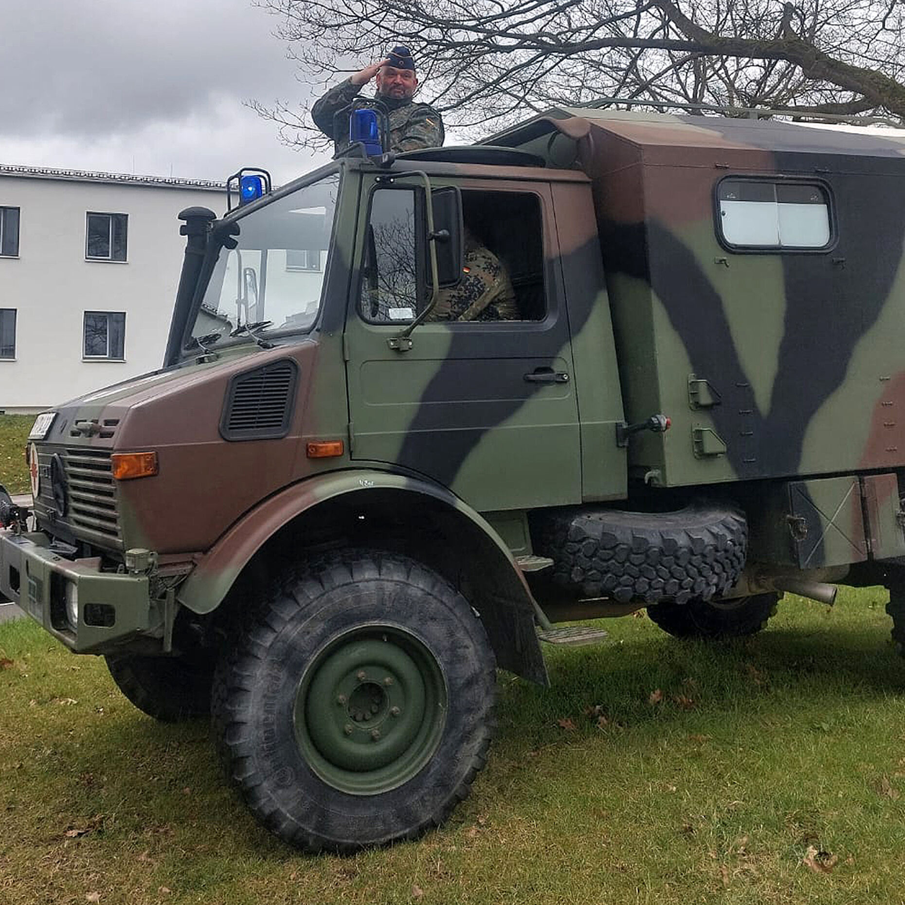 Standesgemäß fuhren ihn die Soldaten ihren „Spieß“ mit einem Krankentransportwagen „in den Ruhestand“. Foto: Christian Schleicher