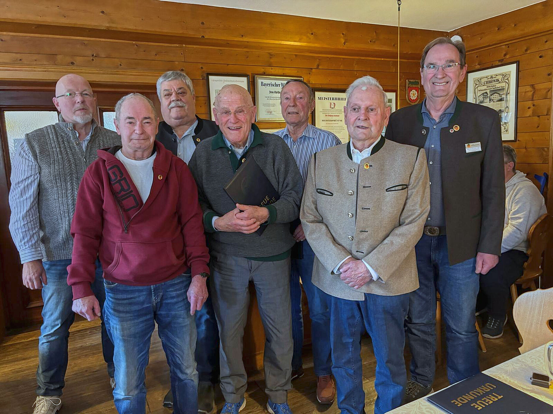 Die für langjährige Mitgliedschaft geehrten Mitglieder. Foto: KERH Rosenheim