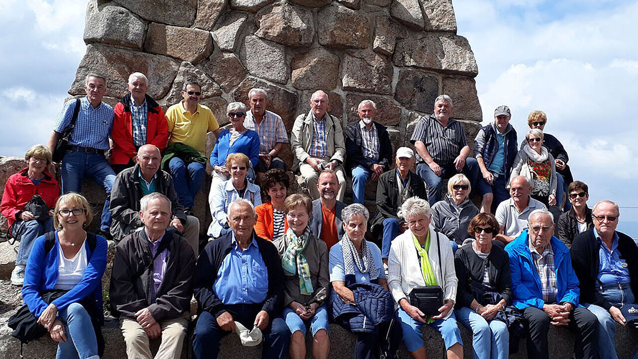 Teilnehmer der Kulturreise am Bismarckdenkmal auf dem Seebuck, eine dem Feldberg vorgelagerte Erhebung. Foto: Privat