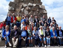 Teilnehmer der Kulturreise am Bismarckdenkmal auf dem Seebuck, eine dem Feldberg vorgelagerte Erhebung. Foto: Privat
