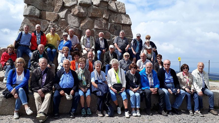 Teilnehmer der Kulturreise am Bismarckdenkmal auf dem Seebuck, eine dem Feldberg vorgelagerte Erhebung. Foto: Privat