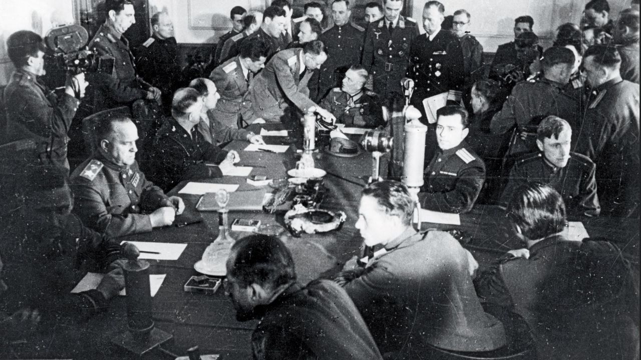 Blick in den Raum während der Unterzeichnung der Kapitulation in Berlin-Karlshorst. Links am Tisch der sowjetische Marschall Georgi Schukow, am Kopfende Generalfeldmarschall Wilhelm Keitel. Foto: dpa/Picture Alliance 