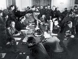 Blick in den Raum während der Unterzeichnung der Kapitulation in Berlin-Karlshorst. Links am Tisch der sowjetische Marschall Georgi Schukow, am Kopfende Generalfeldmarschall Wilhelm Keitel. Foto: dpa/Picture Alliance 