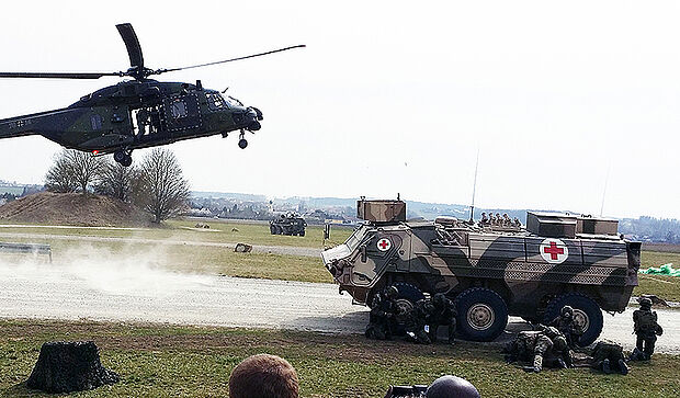 Ob auf dem Land oder in der Luft: Die Rettungskette funktioniert, wie die Soldaten des Lehrregiments demonstrierten.