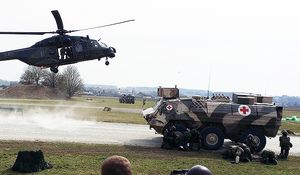 Ob auf dem Land oder in der Luft: Die Rettungskette funktioniert, wie die Soldaten des Lehrregiments demonstrierten.