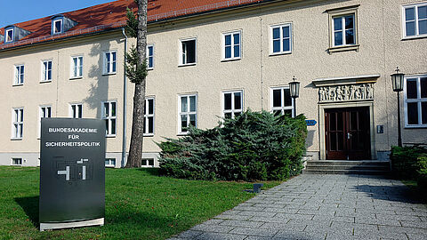 In der Bundesakademie für Sicherheitspolitik im Berliner Norden wird am 23. Juni über die Nationale Sicherheitsstrategie diskutiert. Foto: picture alliance / ZB / Sascha Steinach