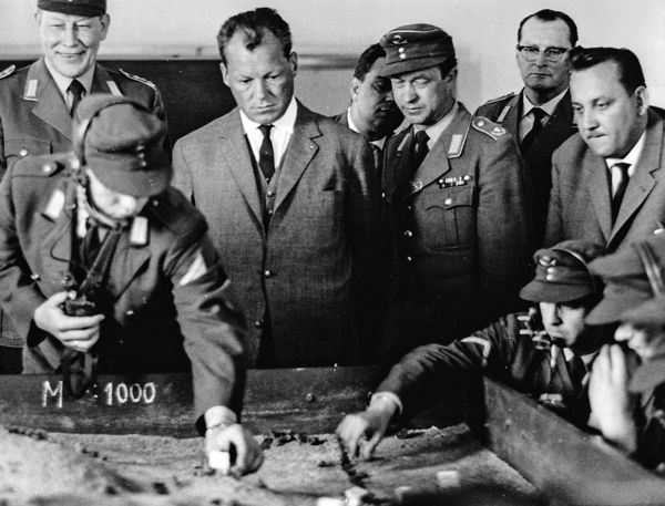 Nach der militärisch-knappen Vorstellung der Panzerbrigade 14 durch Oberst Karl-Theodor Molinari (links) führen Soldaten der 5. Panzer-Division dem Gast aus Berlin am Sandkasten ein Planspiel vor. Foto: DBwV/Archiv