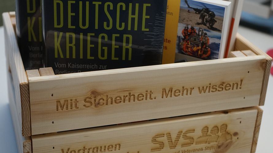 Mit den gestifteten Bücherkisten will die SVS den Bestand an aktueller sicherheitspolitischer Literatur in den öffentlichen Bibliotheken erhöhen. Foto: DBwV