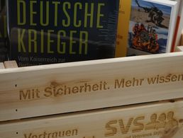 Mit den gestifteten Bücherkisten will die SVS den Bestand an aktueller sicherheitspolitischer Literatur in den öffentlichen Bibliotheken erhöhen. Foto: DBwV