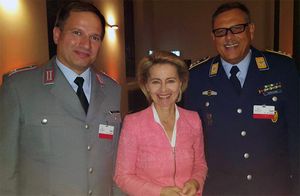 (v.l.): Major Tobias Brösdorf, Verteidigungsministerin Dr. Ursula von der Leyen und Stabshauptmann Martin Vogelsang