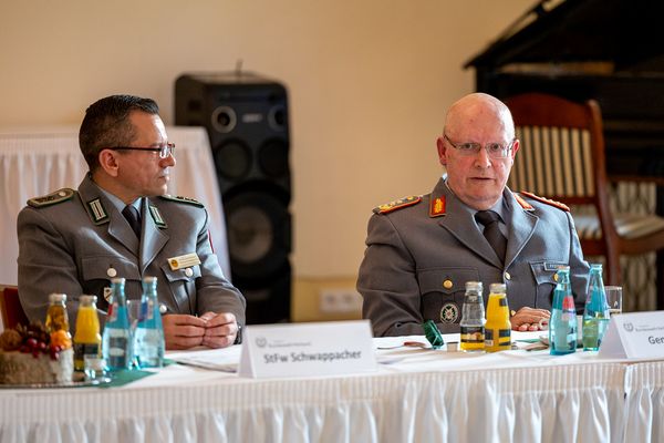 Generalleutnant Erich Pfeffer (r.) schilderte Stabsfeldwebel Thomas Schwappacher (l.) und den Tagungsteilnehmern die Phasen der Einsatzgeschichte der Bundeswehr. Foto: DBwV/Yann Bombeke