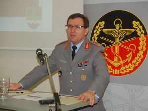 Brigadegeneral Georg Klein berichtete aus erster Hand über die Personalführung