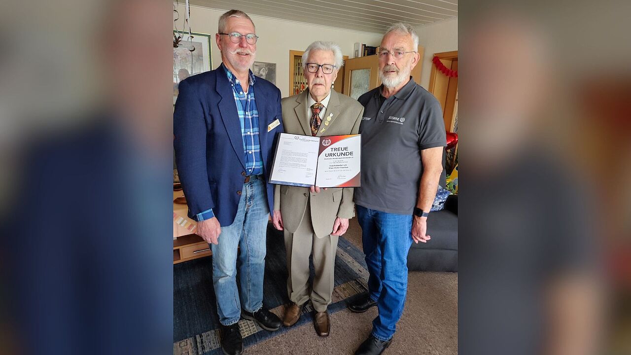 Siegfried Jäger (von links), Klaus-Dieter Paustian und der stellvertretende Kameradschaftsvorsitzende, Hauptmann a. D. Günter Bogutzky. Foto: DBwV