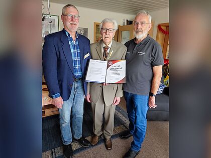 Siegfried Jäger (von links), Klaus-Dieter Paustian und der stellvertretende Kameradschaftsvorsitzende, Hauptmann a. D. Günter Bogutzky. Foto: DBwV