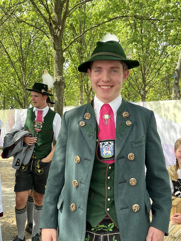 In bayerischer Tracht präsentierte sich Maximilian Hani beim Demokratiefest in Berlin. Foto: DBwV