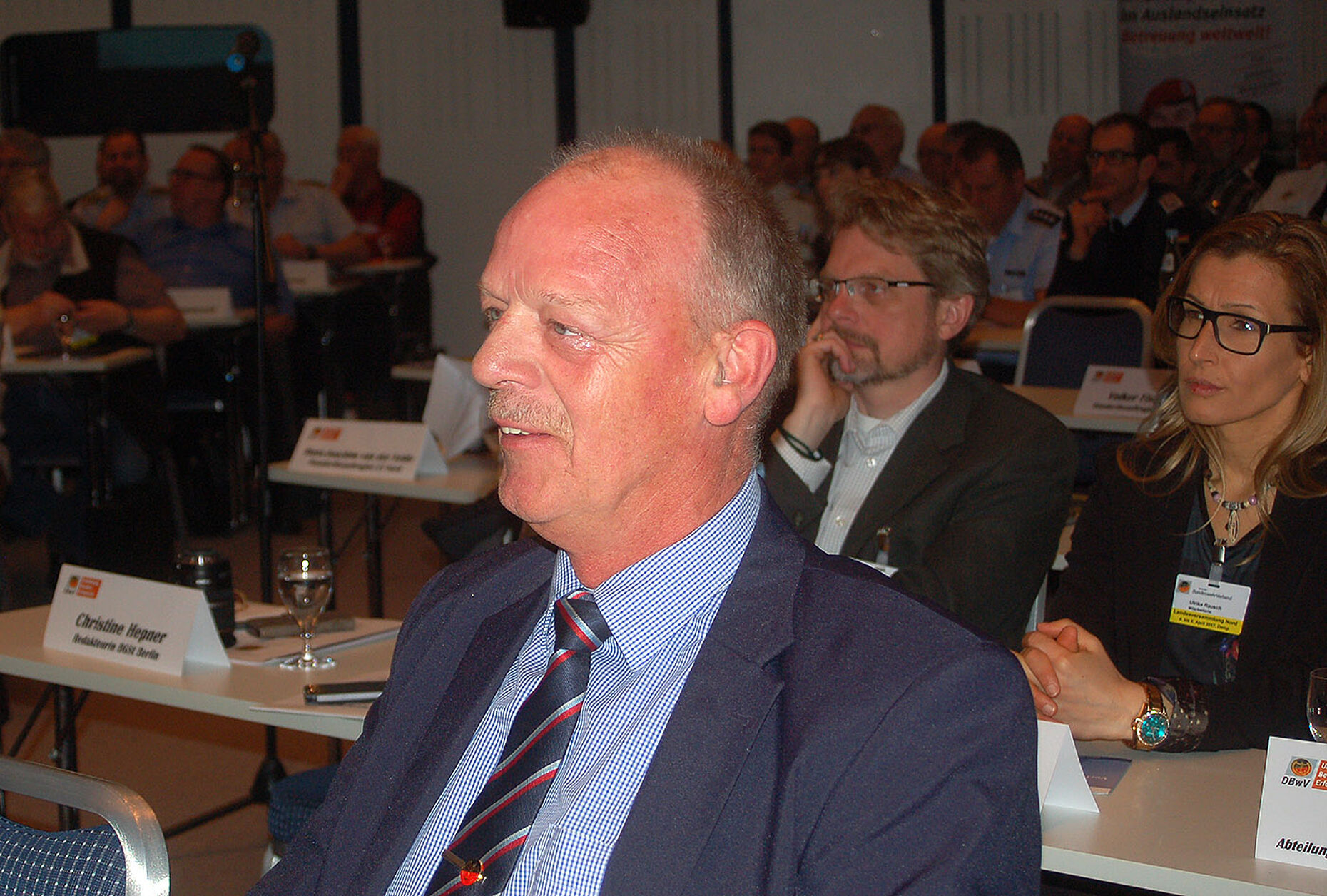 Oberstabsfeldwebel a.D. Hans-Dieter Petersen verfolgt die Ausführungen seines Nachfolgers Andreas Brandes (Foto: DBwV)