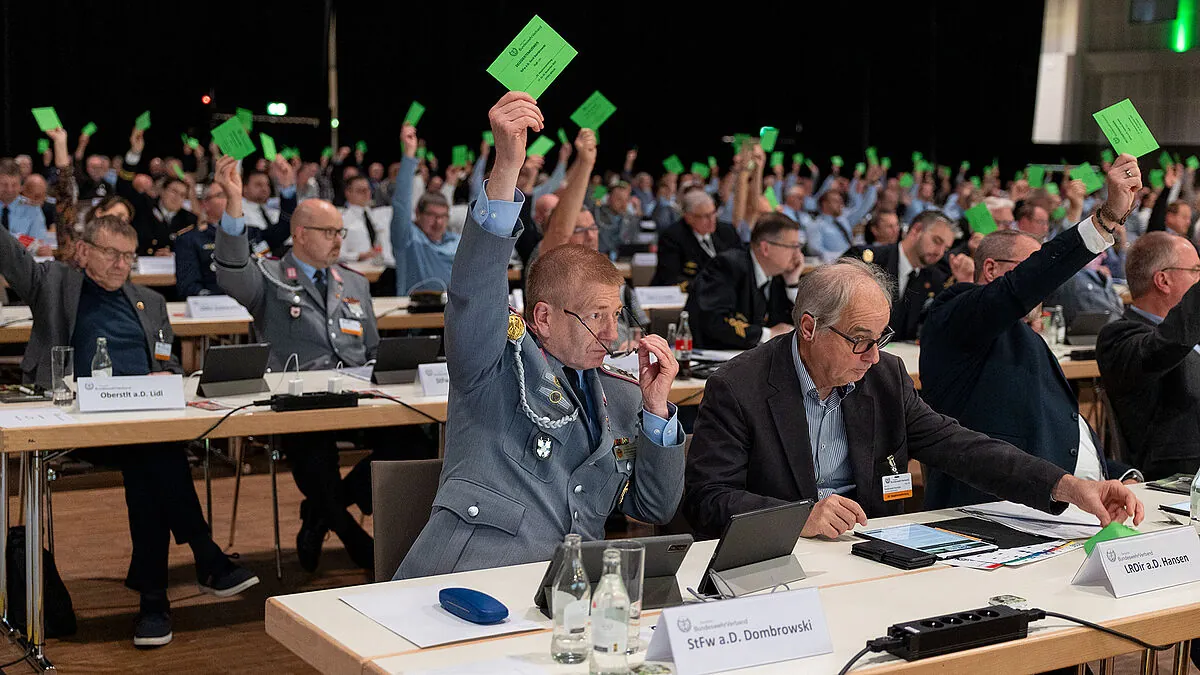 Die Delegierten haben zum Abschluss der 22.Hauptversammlung des DBwV eine Resolution beschlossen, in der konsequentes Handeln von der Politik gefordert wird. Foto: DBwV/Yann Bombeke