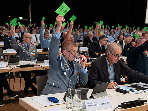Die Delegierten haben zum Abschluss der 22.Hauptversammlung des DBwV eine Resolution beschlossen, in der konsequentes Handeln von der Politik gefordert wird. Foto: DBwV/Yann Bombeke