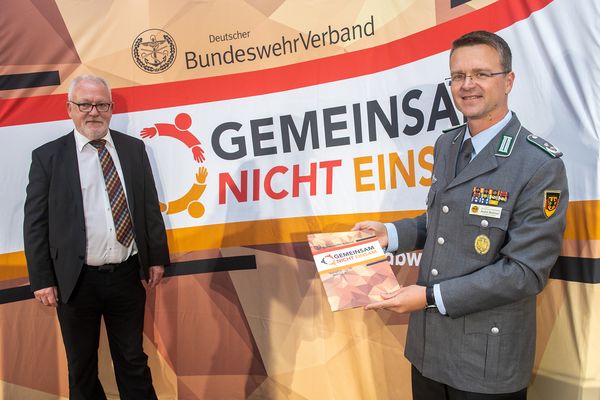 Ende September 2020 übergab der Bundesvorsitzende, Oberstleutnant André Wüstner (r.), das Forderungspapier "Mission Seele" an Wolfgang Hellmich, den Vorsitzenden des Verteidigungsausschusses. Foto: DBwV/Bombeke