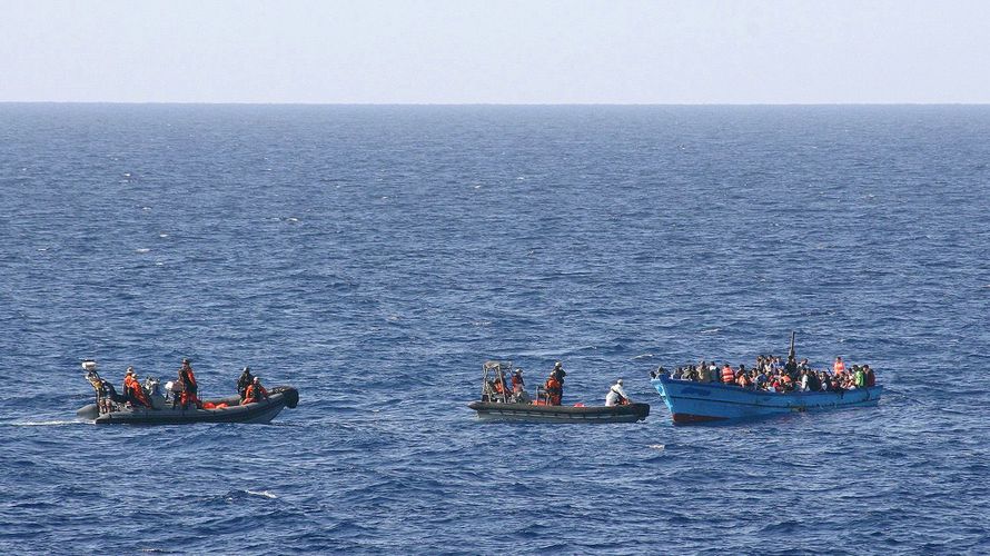 Ein Bild aus 2015: Schiffbrüchige werden unweit der libyschen Küste von Soldaten mit Hilfe von Speedbooten zur Fregatte Schleswig-Holstein gebracht. Foto: Bundeswehr/Alexander Gottschalk