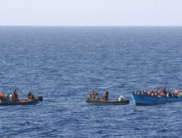 Ein Bild aus 2015: Schiffbrüchige werden unweit der libyschen Küste von Soldaten mit Hilfe von Speedbooten zur Fregatte Schleswig-Holstein gebracht. Foto: Bundeswehr/Alexander Gottschalk