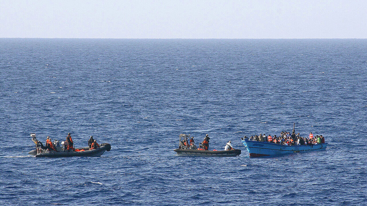 Ein Bild aus 2015: Schiffbrüchige werden unweit der libyschen Küste von Soldaten mit Hilfe von Speedbooten zur Fregatte Schleswig-Holstein gebracht. Foto: Bundeswehr/Alexander Gottschalk