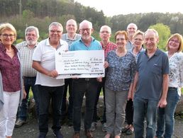 600 Euro spendeten die Angehörigen der ERH Kaiserslautern für bedürftige Soldaten und deren Angehörige. Foto: Nickel