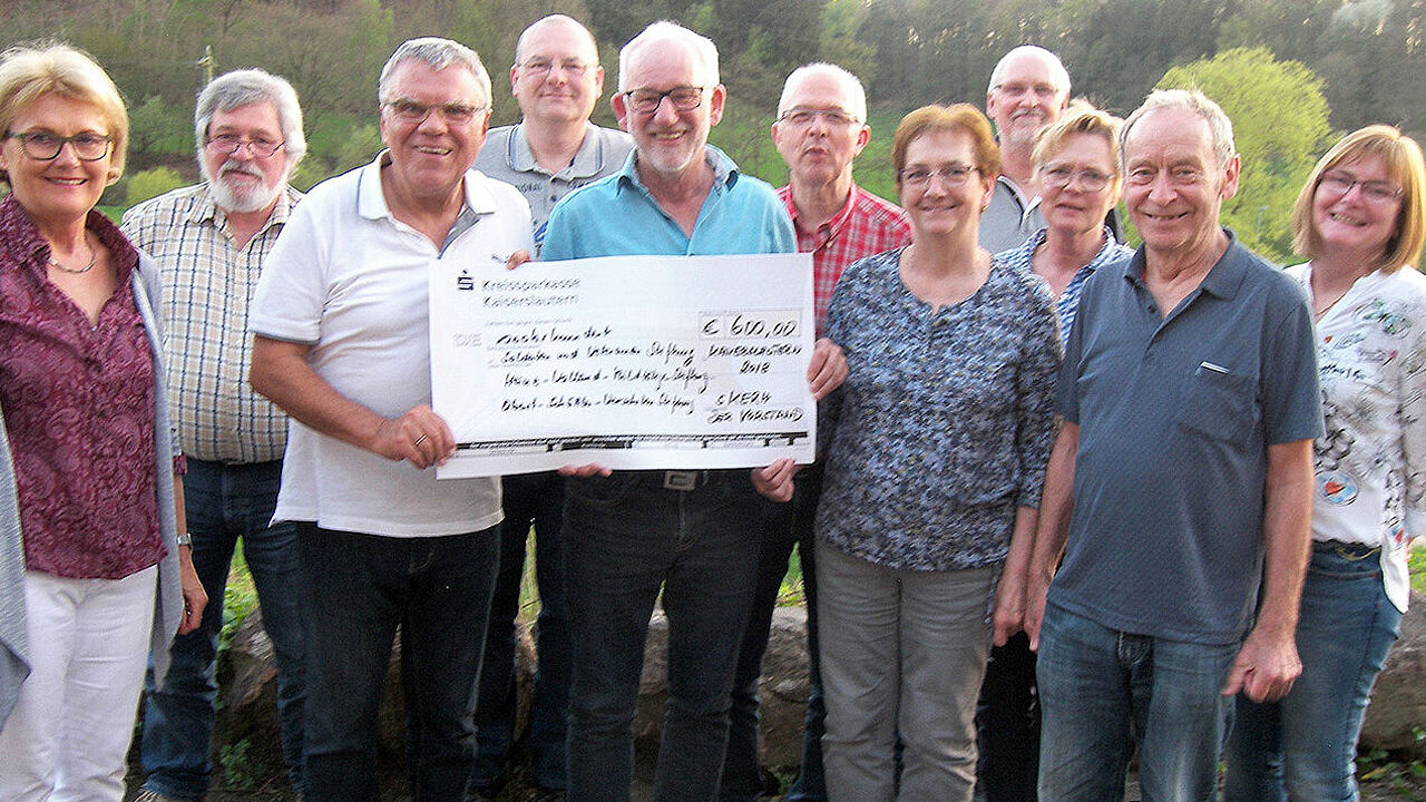 600 Euro spendeten die Angehörigen der ERH Kaiserslautern für bedürftige Soldaten und deren Angehörige. Foto: Nickel