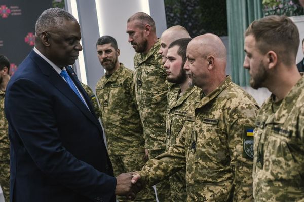US-Verteidigungsminister Lloyd Austin traf neben Präsident Selenskyj auch ukrainische Soldaten. Foto: Secretary of Defense Lloyd J. Austin III/X