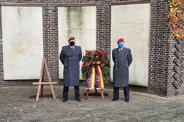 Zum Volkstrauertag legten Vertreter der Standortkameradschaft Delmenhorst einen Kranz nieder. Foto: DBwV