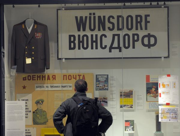 Im Militärhistorischen Museum der Bundeswehr in Dresden betrachtet ein Besucher den Komplex Sowjetarmee in der DDR Foto: dpa
