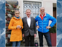 Vorsitzender Martin Gregori (M.) überbrachte im Namen der Kameradschaft herzlich Glückwünsche für das erfolgreiche Triathlon-Ehepaar Hans-Peter Grünebach und Marianne Kräft-Grünebach. Foto: privat