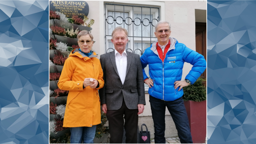 Vorsitzender Martin Gregori (M.) überbrachte im Namen der Kameradschaft herzlich Glückwünsche für das erfolgreiche Triathlon-Ehepaar Hans-Peter Grünebach und Marianne Kräft-Grünebach. Foto: privat