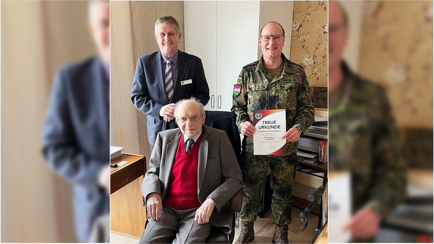 Generalmajor a.D. Karl Zimmer (m) erhielt die Treueurkunde für 60-jährige Mitgliedschaft im DBwV vom Vorsitzenden ERH, Bernhard Hauber, und vom Bezirksvorsitzenden Oliver Hartmann. Foto: Oliver Hartmann