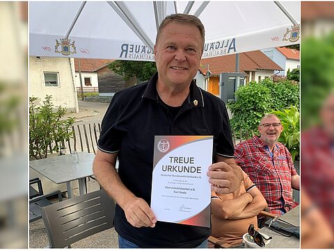 Oberstabsfeldwebel a.D. Karl Oexle erhielt während der Vorstandssitzung der KERH Memmingen die Treueurkunde für 25-jährige Mitgliedschaft im DBwV. Foto: Ulrich Plaumann