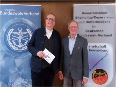 Der evangelische Militärpfarrer Rüdiger Bernhardt (links) und der stellvertretende Vorsitzende, Oberstleutnant a.D. Franz Herrler, stimmten die Mitglieder der KERH Hammelburg auf die Fastenzeit ein. Foto: Oswin Herbert