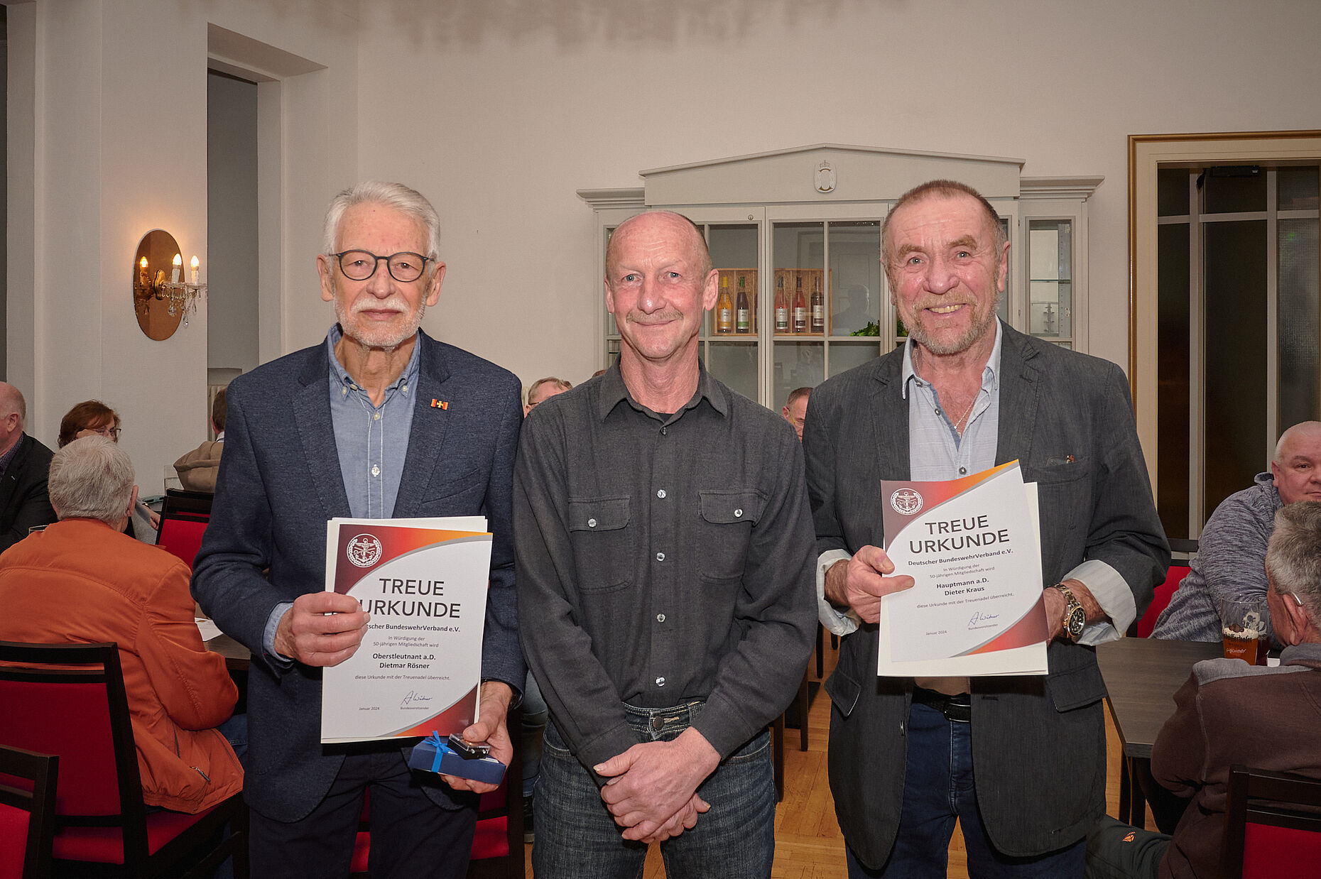 Oberstleutnant a.D. Dietmar Rösner (l.) und Hauptmann a.D. Dieter Kraus (ganz rechts) erhielten für die 50-jährige Mitgliedschaft, sowie Oberfeldarzt d.R. Peter Schmidt für seine 25-jährige Mitgliedschaft die Treueurkunden. Foto: Ingo Kaminsky