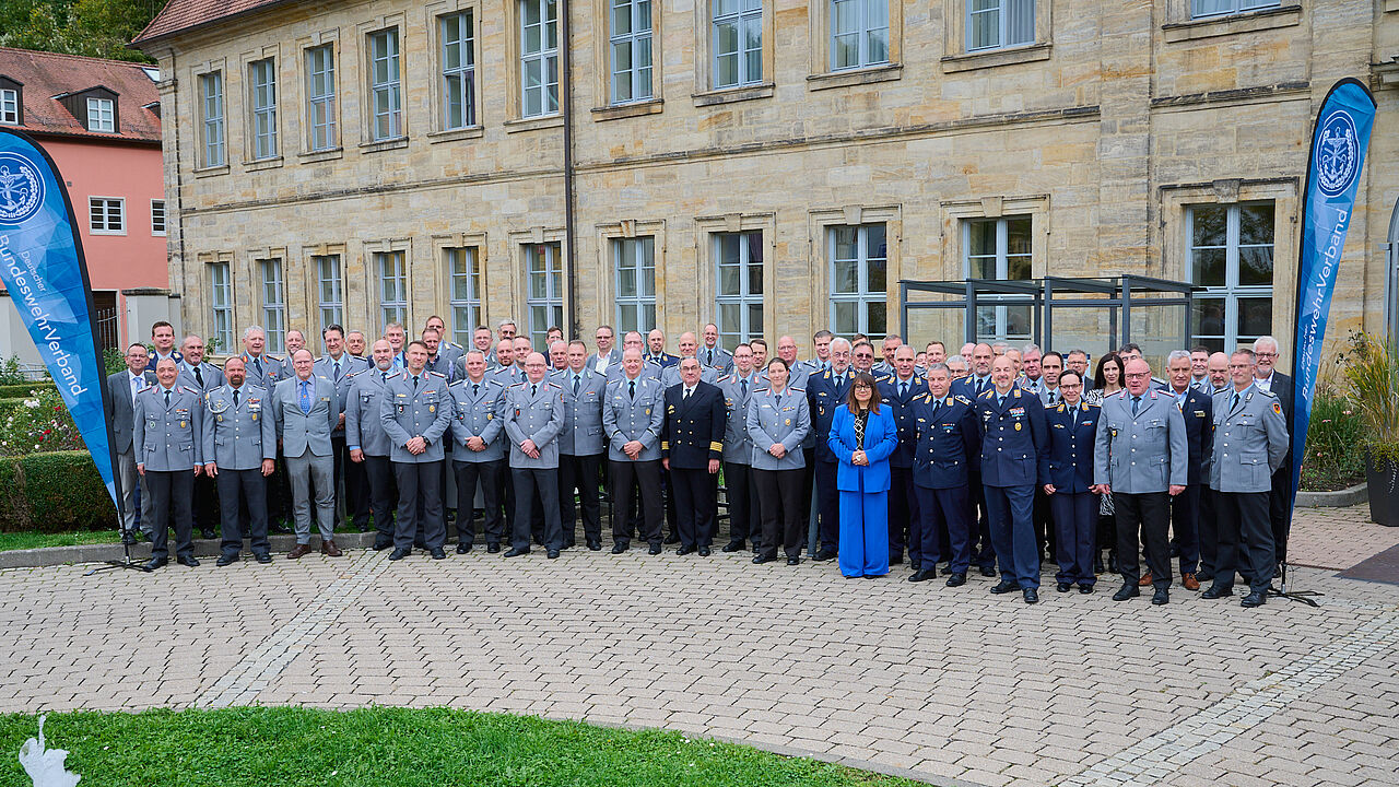 Über 60 Kommandeure und Dienststellenleiter trafen sich im Landesverband Süddeutschland in Bamberg zum Dialog und Erfahrungsaustausch mit der militärischen Führungsspitze und dem BundeswehrVerband. Foto: IK