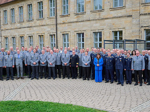 Über 60 Kommandeure und Dienststellenleiter trafen sich im Landesverband Süddeutschland in Bamberg zum Dialog und Erfahrungsaustausch mit der militärischen Führungsspitze und dem BundeswehrVerband. Foto: IK