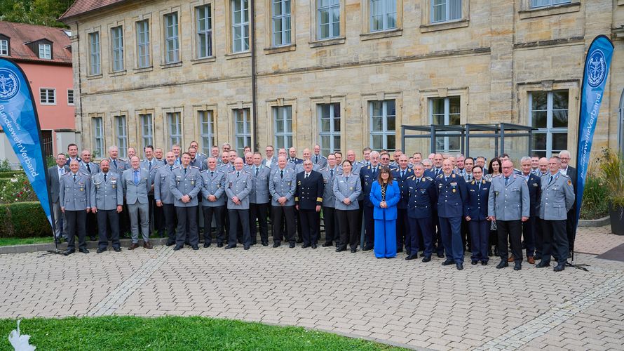 Über 60 Kommandeure und Dienststellenleiter trafen sich im Landesverband Süddeutschland in Bamberg zum Dialog und Erfahrungsaustausch mit der militärischen Führungsspitze und dem BundeswehrVerband. Foto: IK