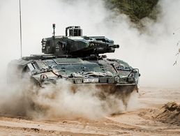 Ein Schützenpanzer "Puma" vom Panzergrenadierbataillon 112 fährt durch das Gelände auf dem Truppenübungsplatz Oberlausitz. Foto: Bundeswehr/Maximilian Schulz 